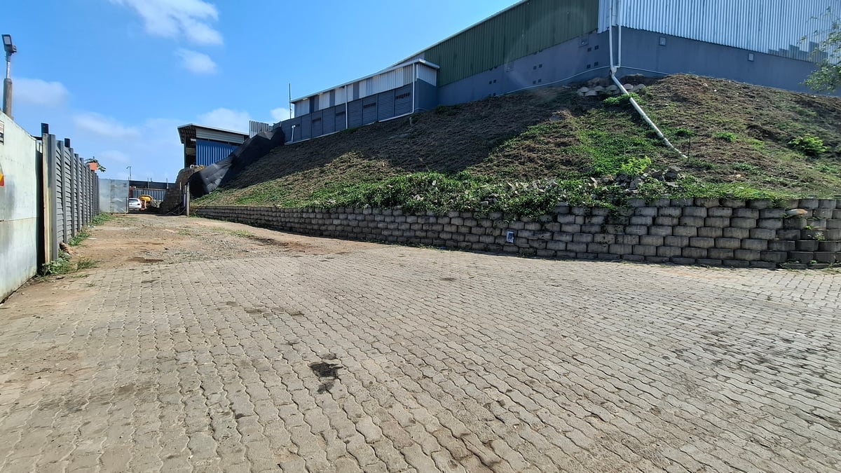 4 600m² Yard To Let in Springfield