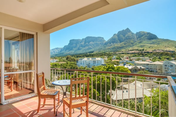 Top floor apartment in sought after Rondebosch- Spectacular views...