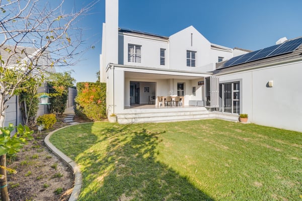 Sophisticated 4 bedroom family home with manicured garden & pool – Prime Pinehurst Location