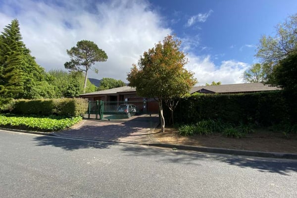 Spacious, lateral home in Constantia Upper on a 1831 sqm ERF