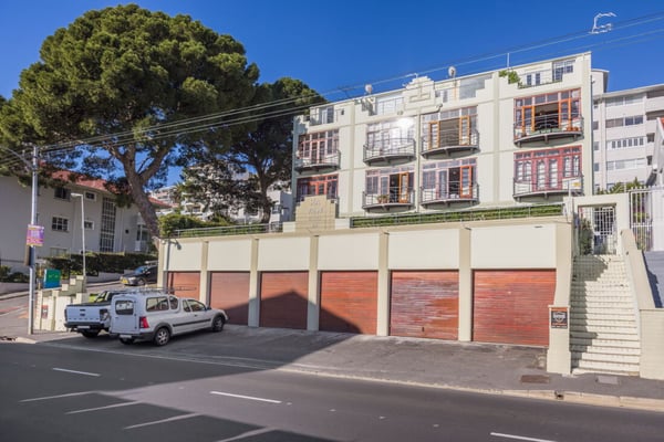 Sea Point studio apartment (45 sqm) with 16 sqm garage