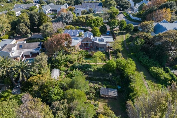 Completely off grid home. Three bedrooms in the main house plus two flatlets.