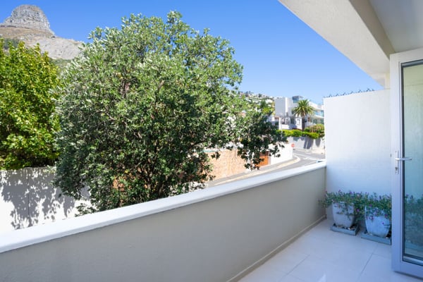 Bantry Bay apartment with balcony, Lions Head view, quiet location and generous main bedroom.