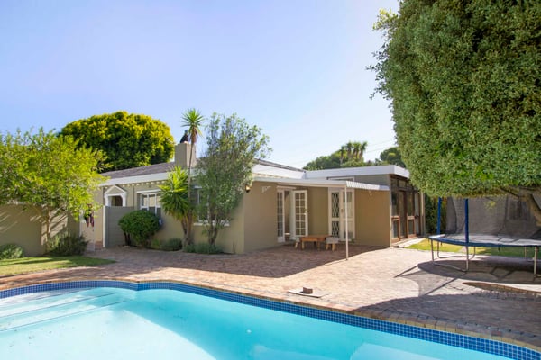 Five bedroom home in The Vines plus domestic quarters