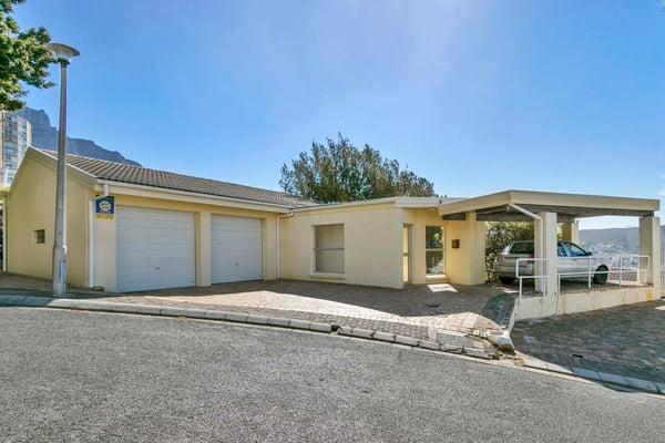 Vredehoek home with separate flatlet