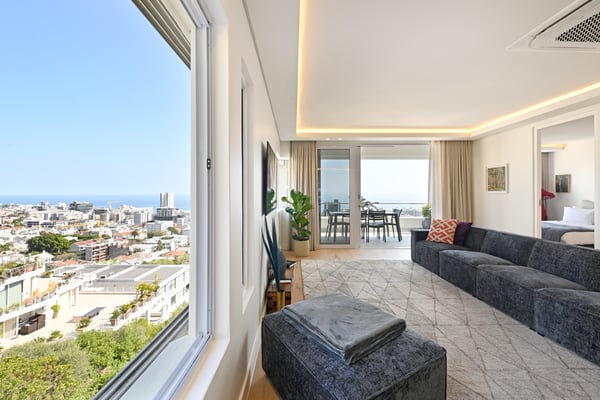 Uninterrupted views from the top of Sea Point plus 17 sqm covered terrace