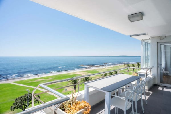 195 sqm apartment on Beach Road with 24 sqm garage and maids quarter