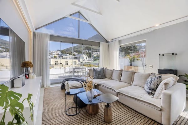 Cape Town City Bowl penthouse with superb Table Mountain and Lions Head views