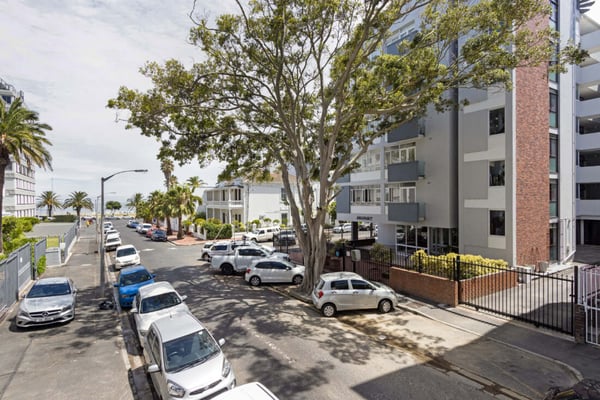 Smart one bedroom apartment (52 sqm) with parking moments from the Sea Point Promenade