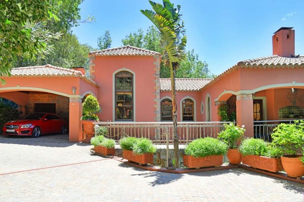 FOUR BEDROOM HIGGOVALE VILLA WITH COMPLETELY SEPARATE TWO BEDROOM APARTMENT