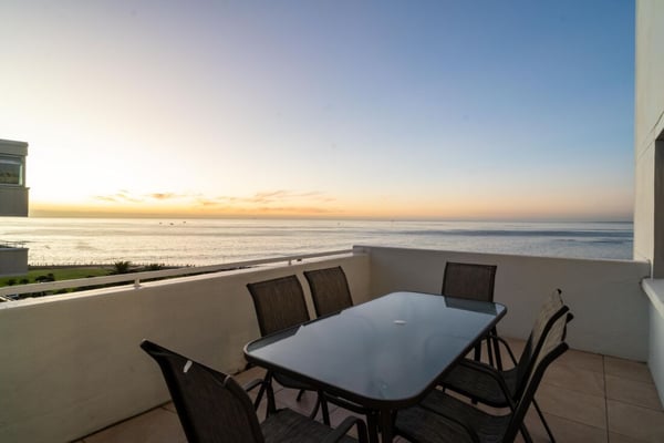 Beach Road apartment with superb views and two terraces
