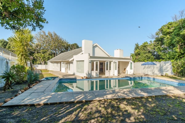 Modern Family Home in sought-after Deurdrift pocket of Constantia