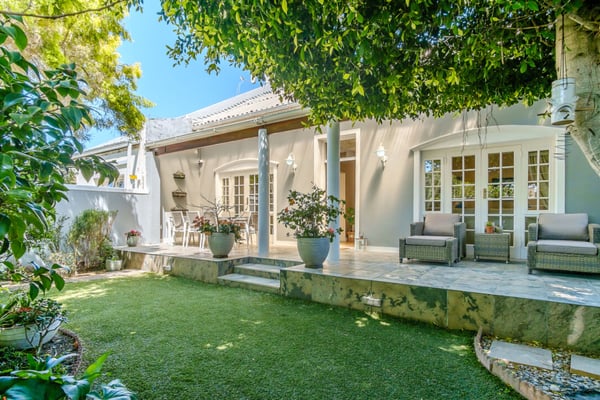 Gorgeous Cottage Palmyra pocket of Claremont