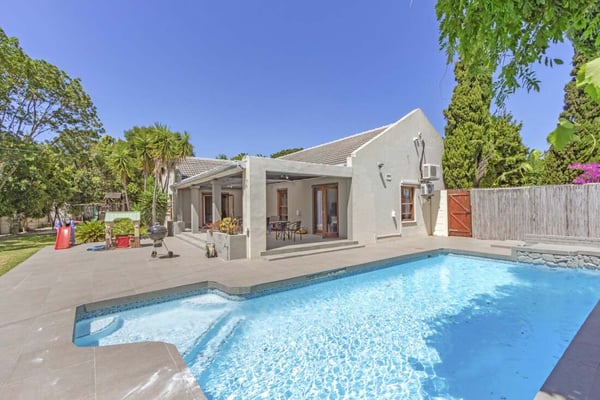 Family home in walking distance of Constantia Village