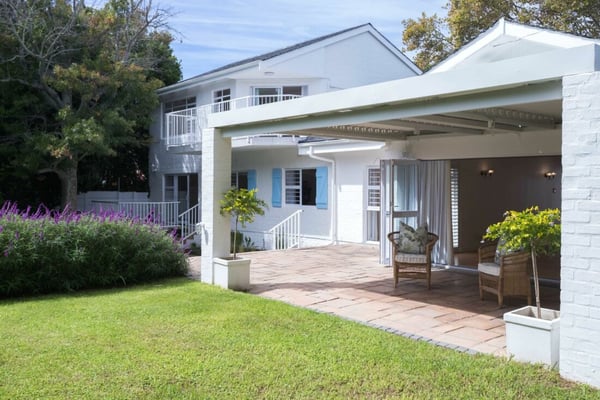 Family home with domestic quarters and rental price includes the gardener and pool care