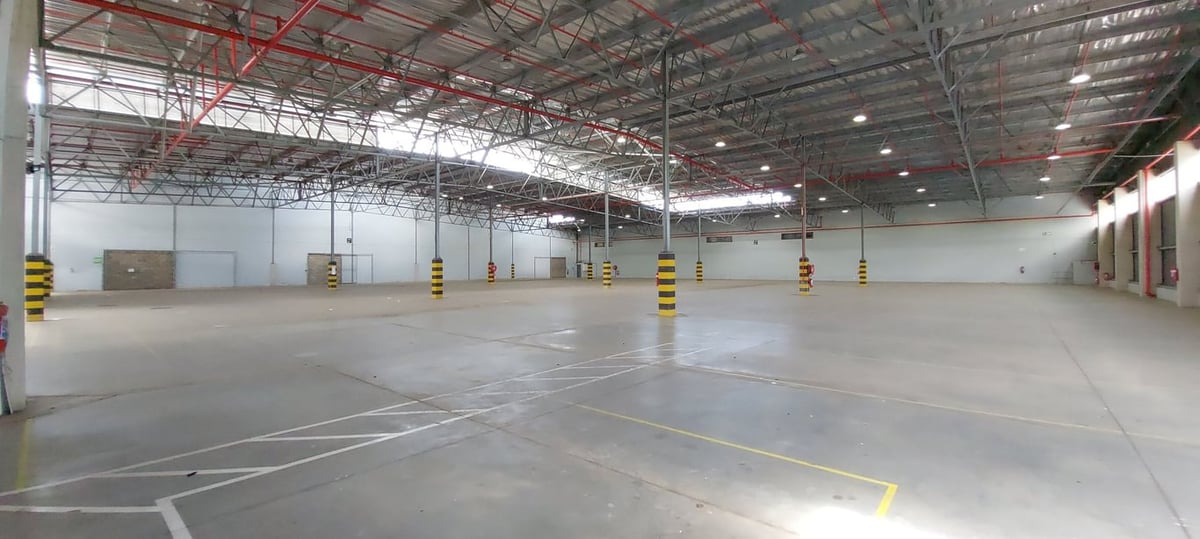 10 000m² Warehouse For Sale in Riverhorse Valley 