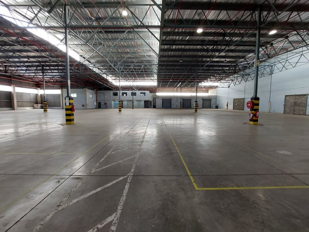 10 000m² Warehouse For Sale in Riverhorse Valley 