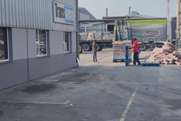 1,231m² Warehouse To Let