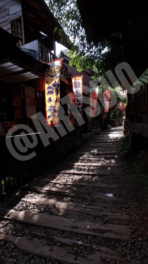 Ketika download, resolusi dan ukuran yang Anda dapatkan akan lebih besar daripada yang ditampilkan. Gambar 3: