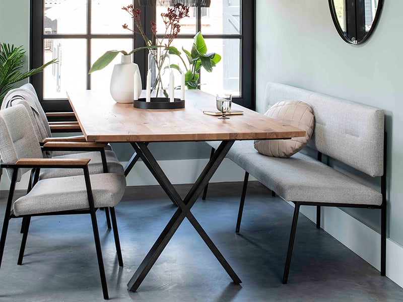 Eetkamerbanken trend grijs tegen de muur