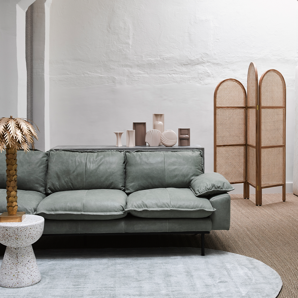 sidetable van hkliving in het wit met een groene bank, grijze vloerkleed en accessoires