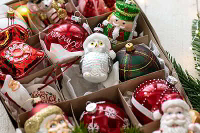 kerstballen met kerstpoppetjes kersttrend 2019