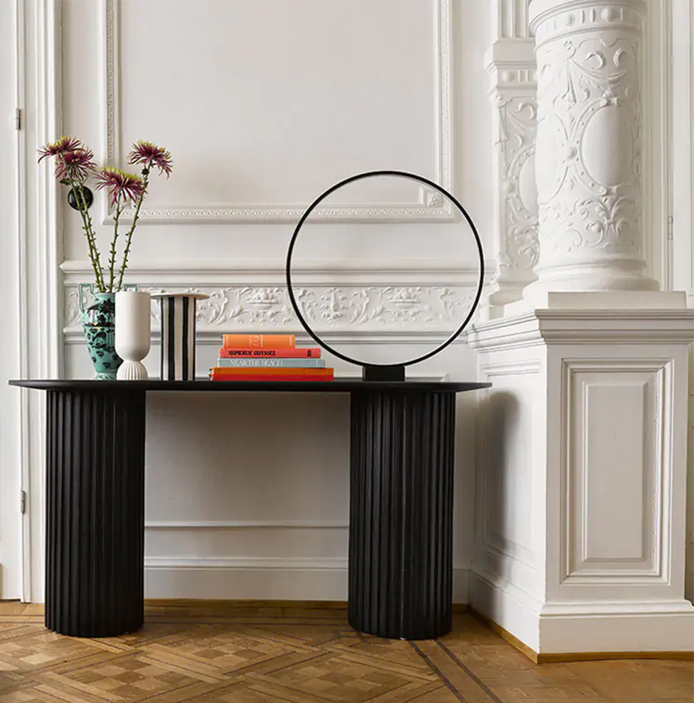 Tafellamp Luminous rond zwart van hkliving bruine vloer, witte muren en zwarte bureau