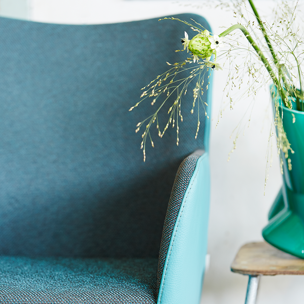 armstoel spargo bert plantagie designstoelen duostoffering detail stof leer
