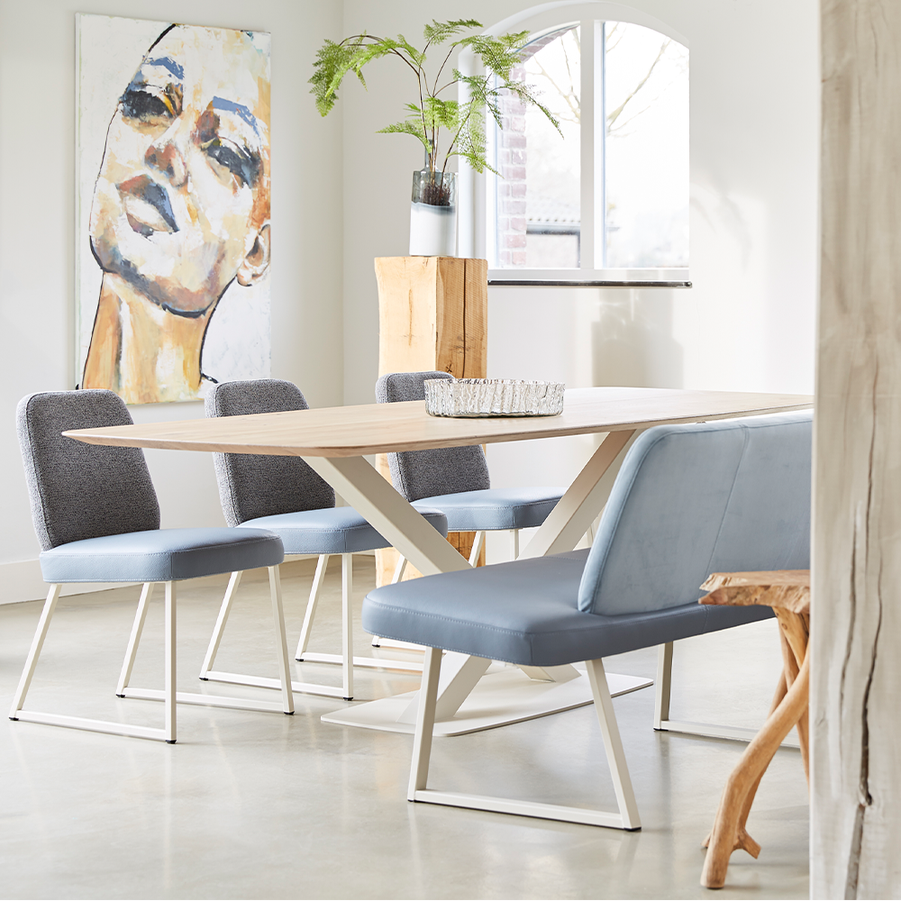 sfeer blauw wit eettafel oxxi bertplantagie designtafels cruquius eiken hout wit metaal onderstel