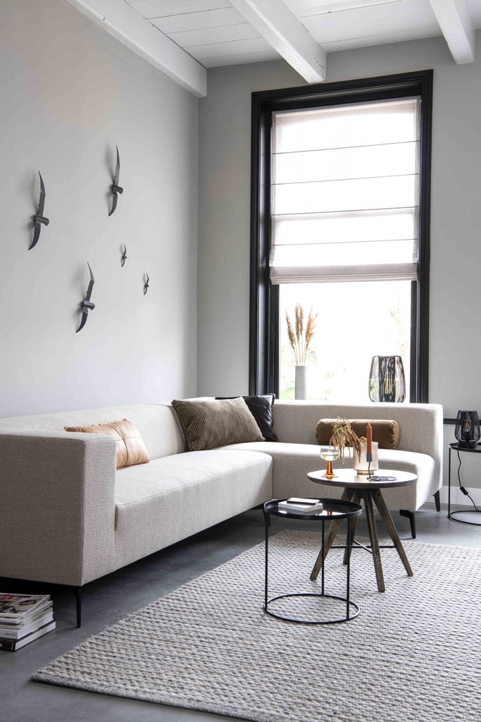 een plafond met houten balken wit
