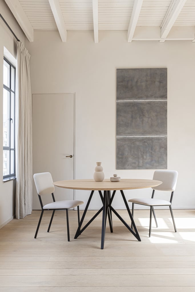 een plafond met houten balken wit