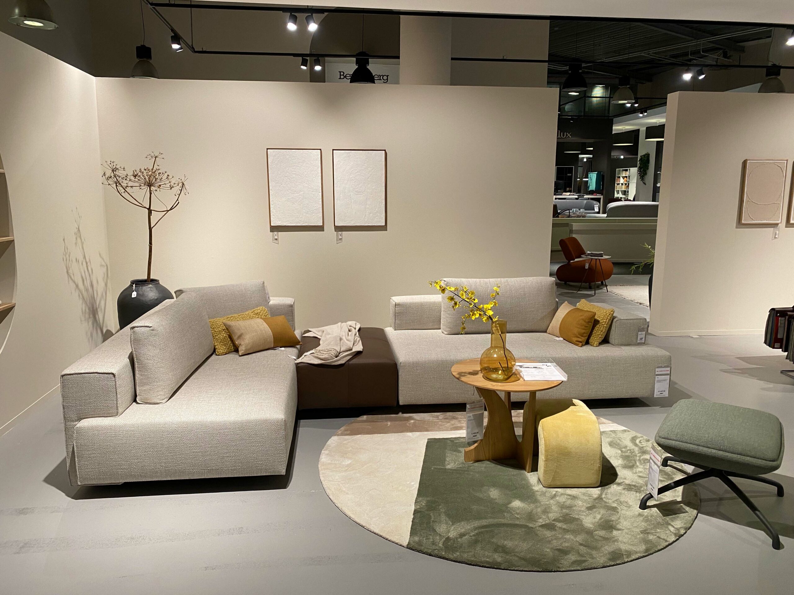 Bank met tafel ertussen