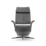 relaxfauteuil via roma in nubuck met houten noten schaal van baenks cruquius