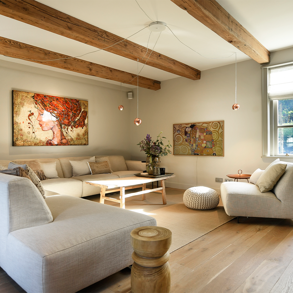 Brentwood hoekbank sfeerbeeld met houten salontafel van baenks met fauteuil