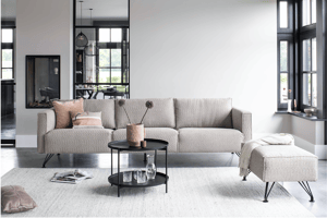 wit interieur met bank, poef en vloerkleed