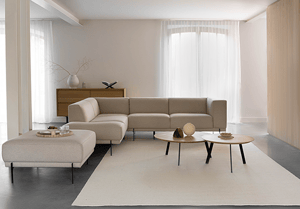 scandinavische woonkamer inspiratie met zandkleurige bank