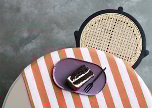 een webbing krukje van HKliving aan een mooi gedekte tafel