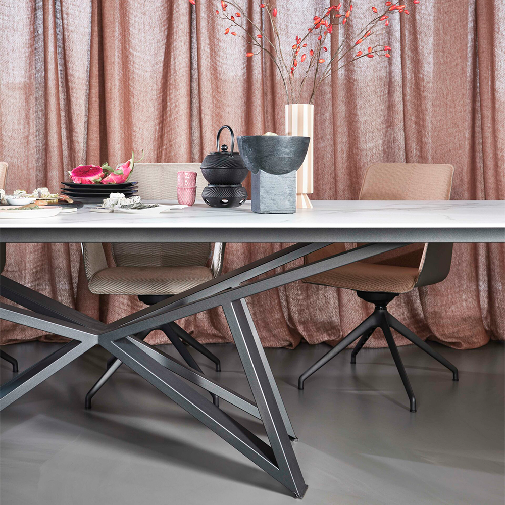 eettafel stella van bert plantagie zwarte poten en bruin eiken blad detail met grijze vloer en roze gordijnen