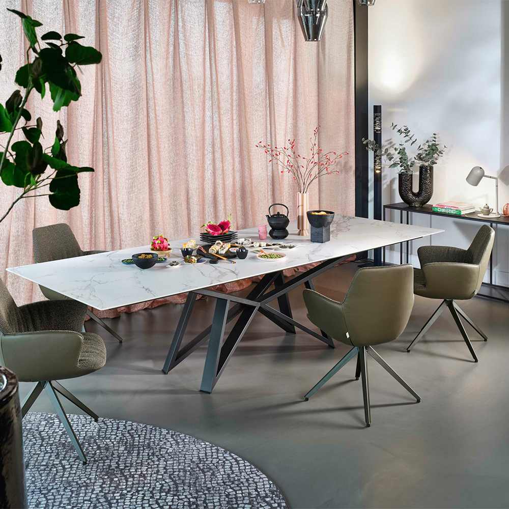 eettafel stella van bert plantagie zwarte poten en bruin eiken blad met armstoelen groen