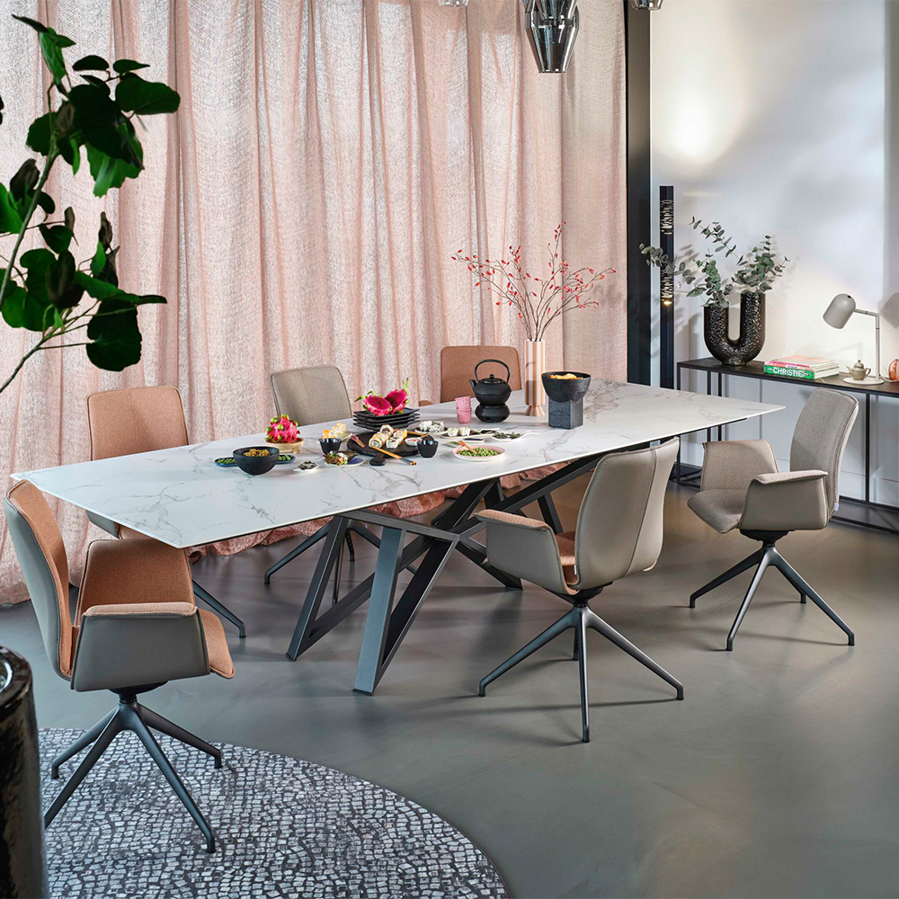eettafel stella van bert plantagie zwarte poten en bruin eiken blad met grijze armstoelen