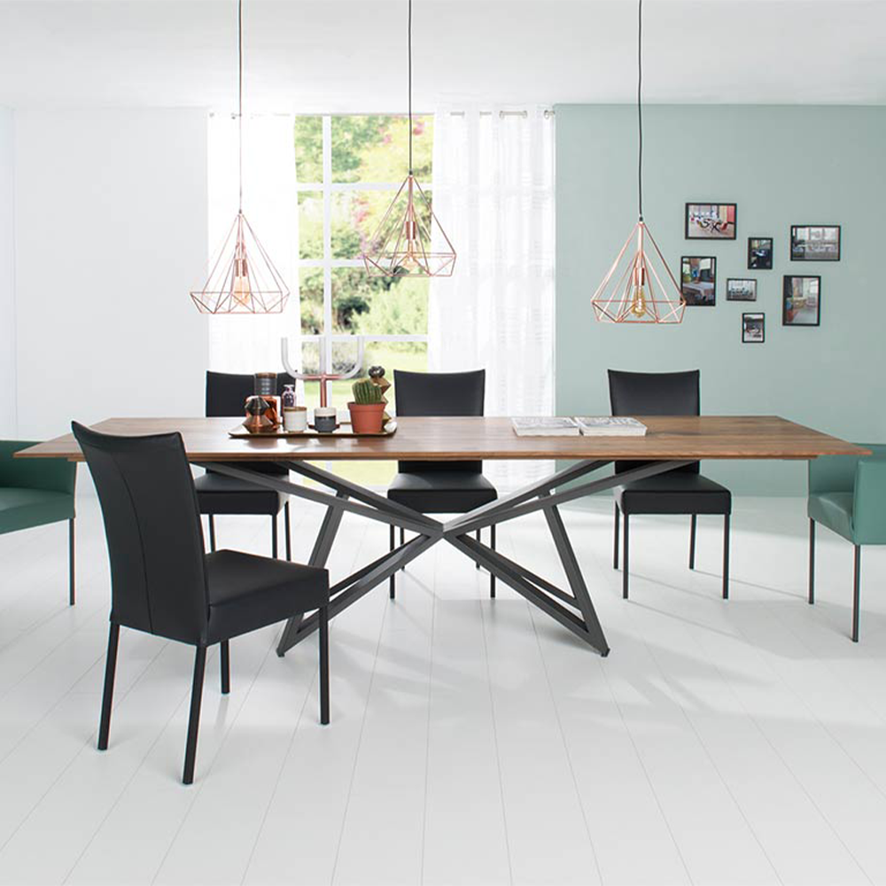 eettafel stella van bert plantagie zwarte poten en bruin eiken blad met zwarte eetstoelen