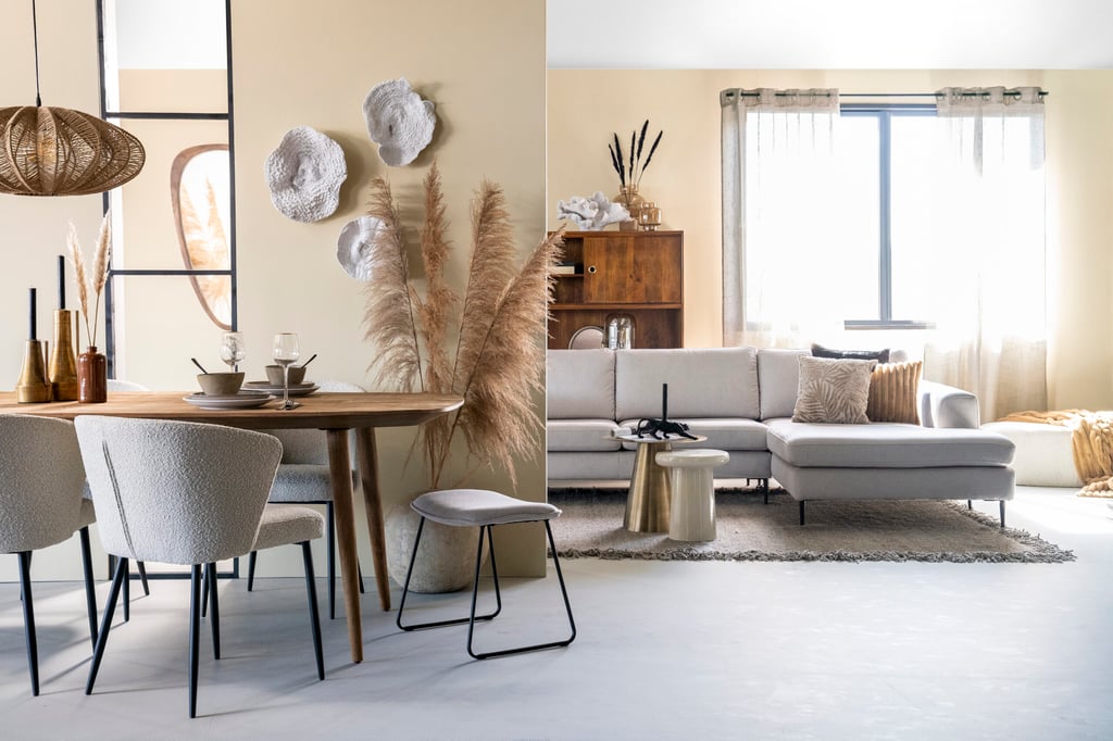 een interieur met natuurlijke materialen