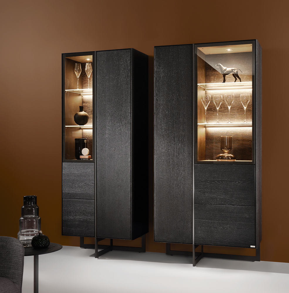 inspiratie hulsta persis woonkamer vitrinekasten met ledverlichting hout donker