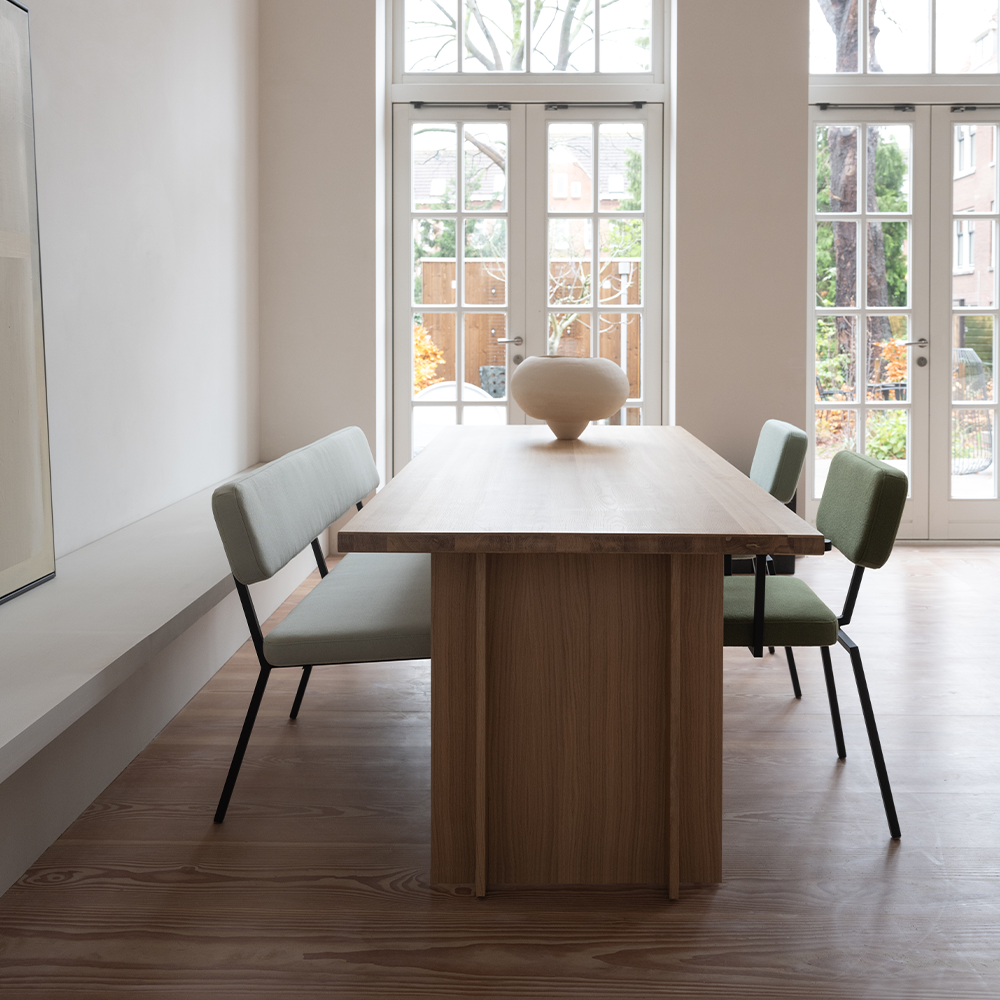 diningroom eetbank met rugleuning coode in stof van studio henk Cruquius deruijtermeubel