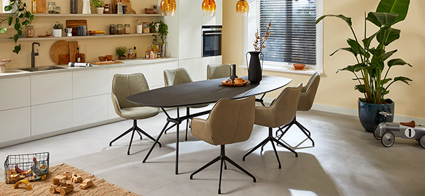 Bree's new world eetkamerstoelen