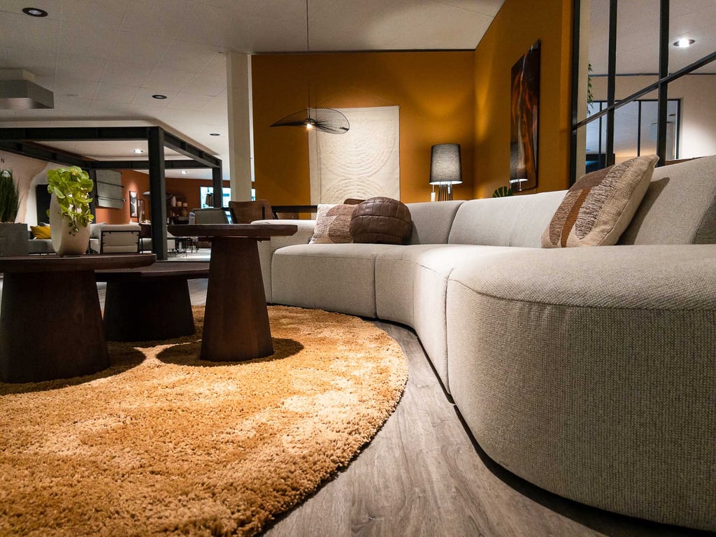 Hoekbank Play organische vormen ronde bank okergeel vloerkleed