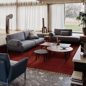 sfeer leolux cruquius bank enna met rood karpet en blauwe stoel