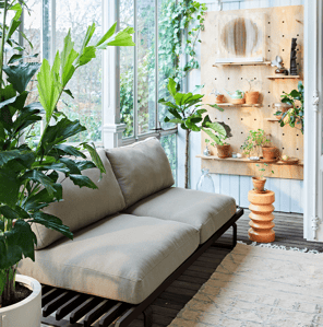 Beeld Houten Cirkel kunstlijst van hkliving met licht grijze bank, plant en beige vloerkleed