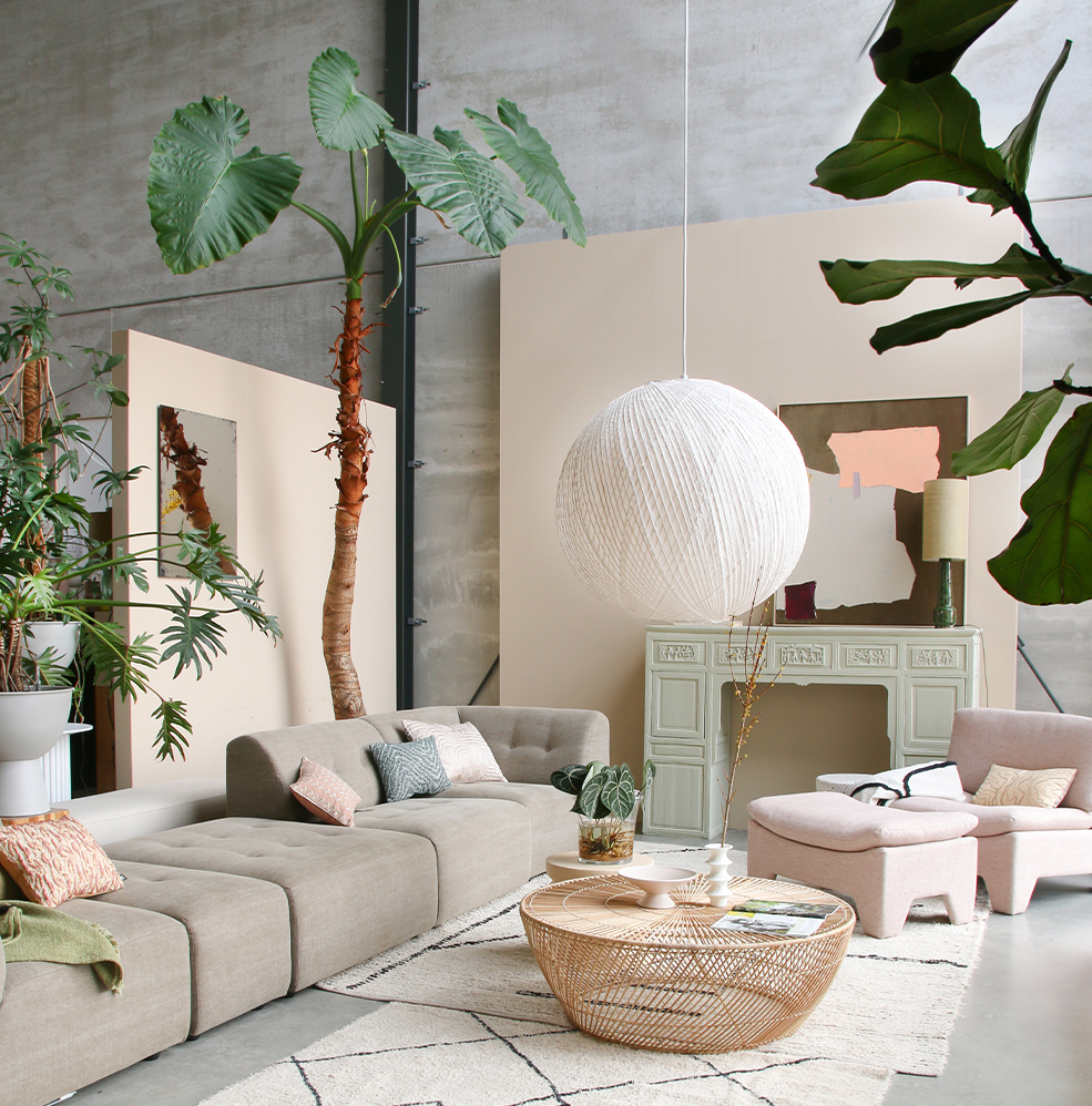 hanglamp bamboe en rijstpapier van hkliving wit schijnend met een bamboe plant en beige bank zithoek inspiratie