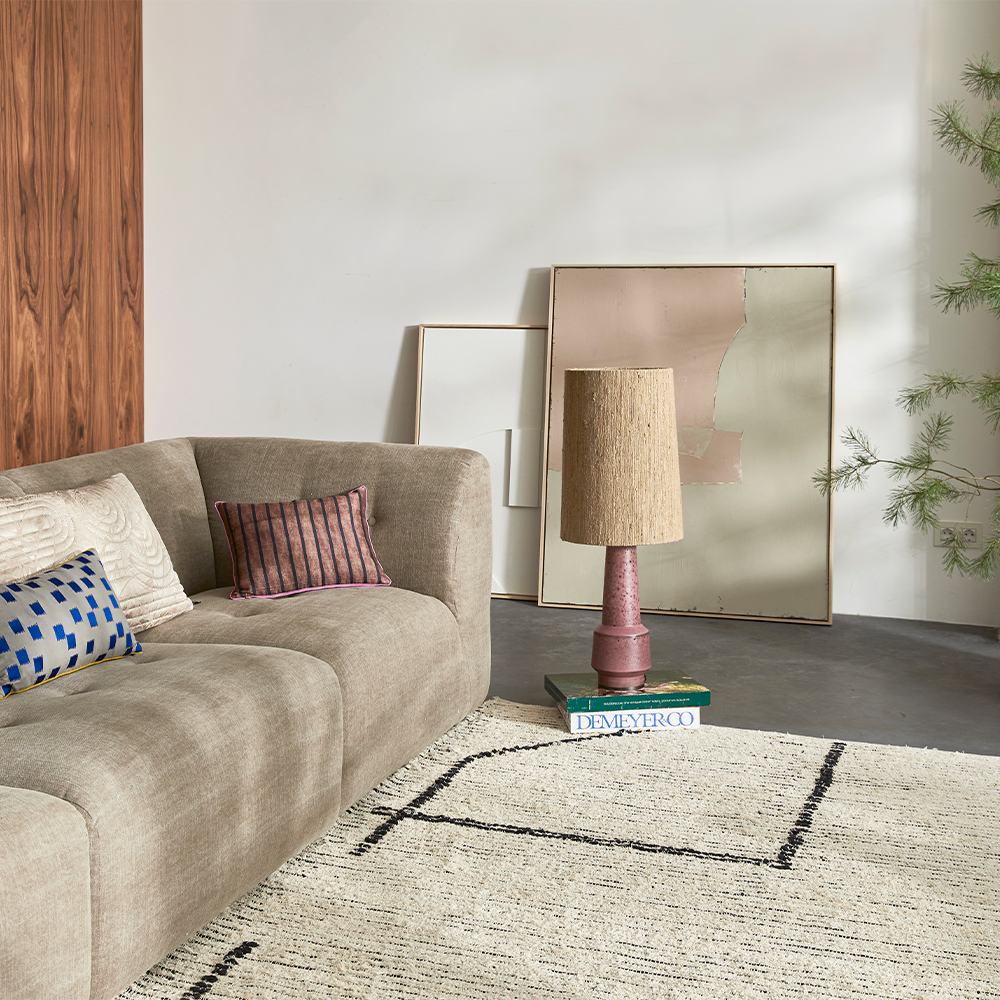 schilderij abstract nude van hkliving in beige olijf kleur met een lichtbruine bank en beige vloerkleed